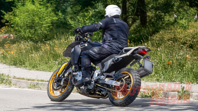 Lo dien Benelli TreK moi lan gio la tu Y voi dong co 3 xylanh va hop so AMT - 4