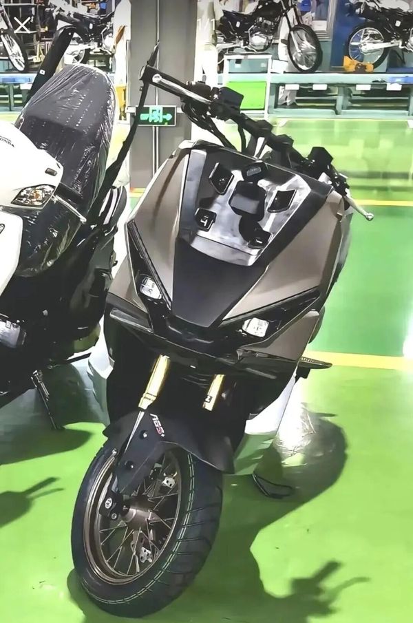Lo hinh anh Honda ADV150 hoan toan moi Khac biet ADV160 hien tai co den pha giong Winner R - 4