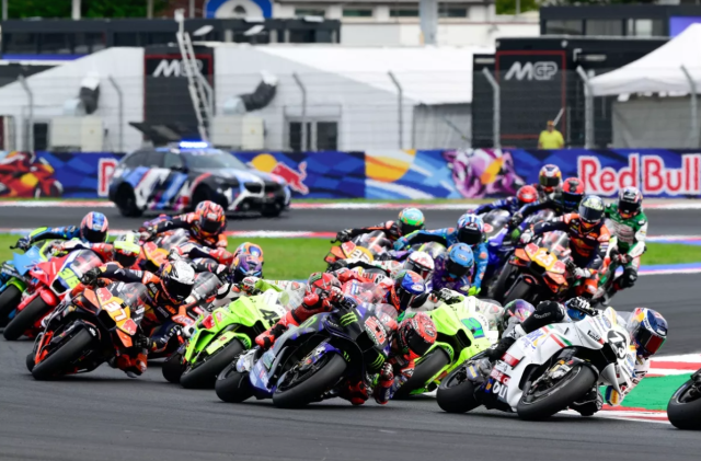 Marc Marquez lai len ngoi o San Marino Bezzecchi tiec nuoi anh em nha Marquez cung len podium - 4
