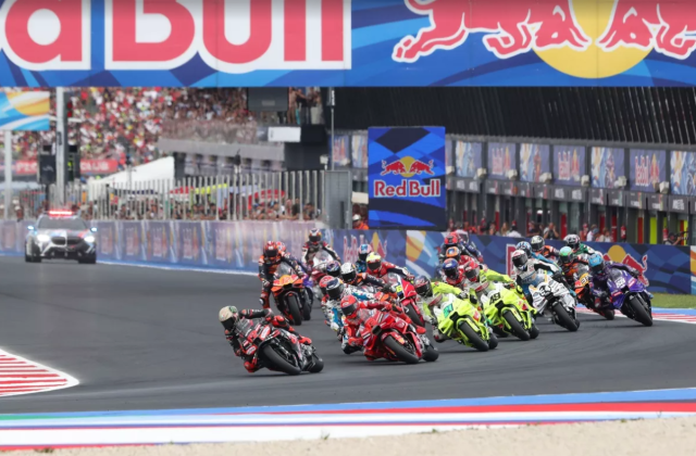 Marc Marquez lai len ngoi o San Marino Bezzecchi tiec nuoi anh em nha Marquez cung len podium - 5