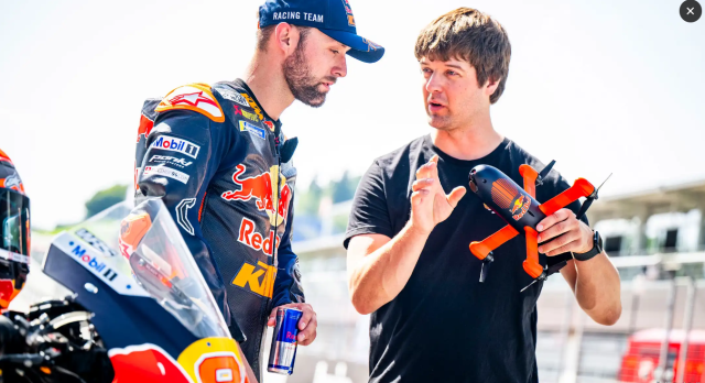 May bay khong nguoi lai Red Bull Drone 1 bam theo xe dua MotoGP o toc do khung 350 kmh
