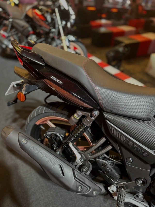 Tim hieu TVS Apache RTR 160 phien ban ky niem 20th Anniversary Edition co gia ban chi 356 trieu VND - 9