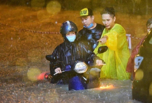 Troi mua di xe dien bi chap chon giat ga phai lam the nao