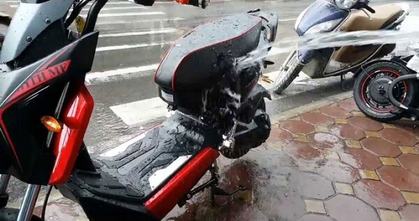 Troi mua di xe dien bi chap chon giat ga phai lam the nao - 3