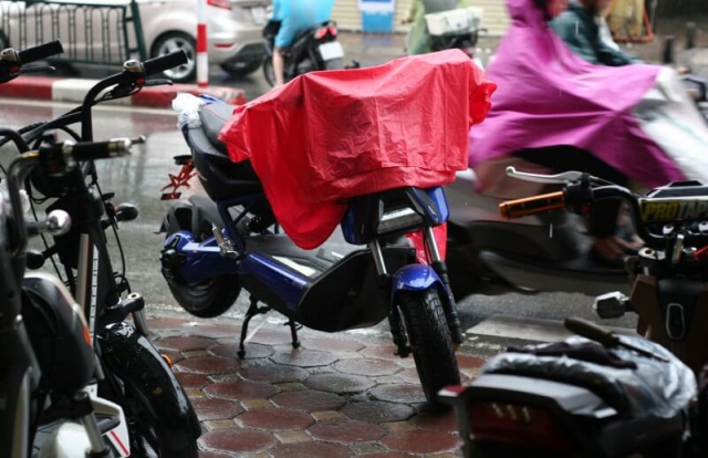 Troi mua di xe dien bi chap chon giat ga phai lam the nao - 4