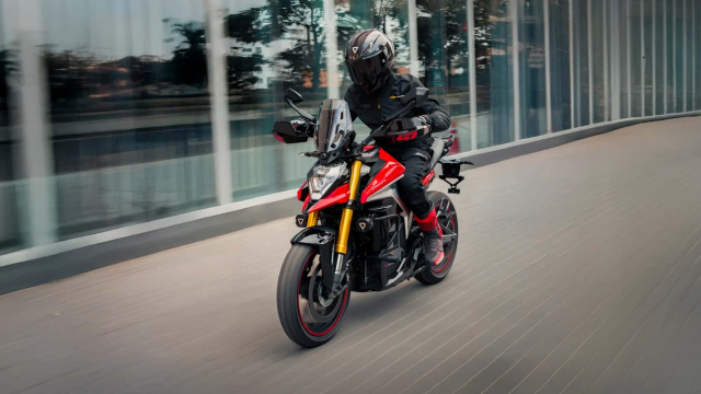 Ultraviolette X47 Crossover ra mat mang dang vap giong Ducati Hyperstrada