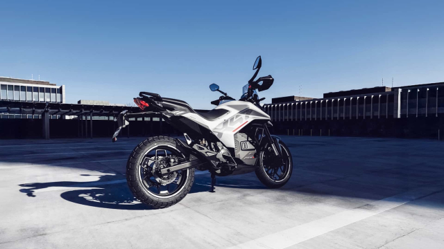 Ultraviolette X47 Crossover ra mat mang dang vap giong Ducati Hyperstrada - 5