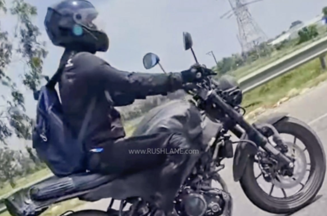 Yamaha XSR 155 the he moi lo dien khi dang chay thu tren duong pho An Do