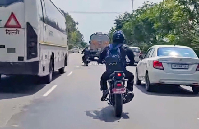 Yamaha XSR 155 the he moi lo dien khi dang chay thu tren duong pho An Do - 5