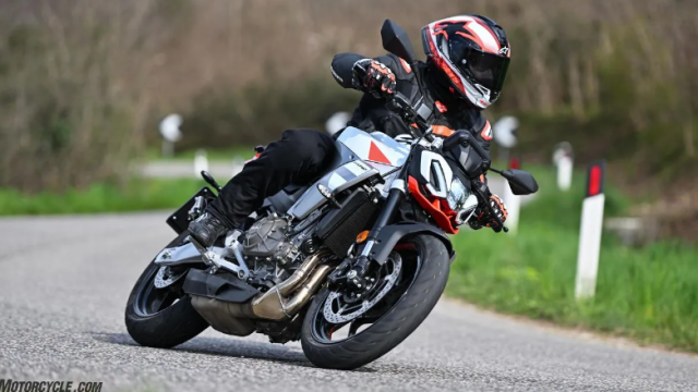 Aprilia RS 457 so voi Tuono 457 Su khac biet chinh la gi