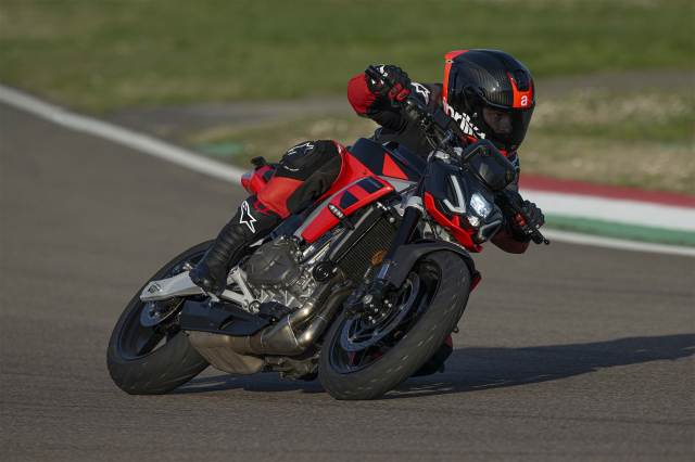 Aprilia RS 457 so voi Tuono 457 Su khac biet chinh la gi - 6