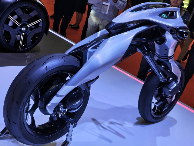 Can canh Yamaha MOTOROiD bang xuong bang thit tai Japan Mobility Show 2025