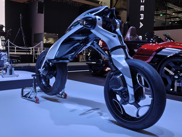 Can canh Yamaha MOTOROiD bang xuong bang thit tai Japan Mobility Show 2025 - 4