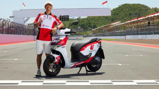 CUV e voi 3 giao dien moi dam chat Racing khi lam xe paddock cho doi dua Honda - 4