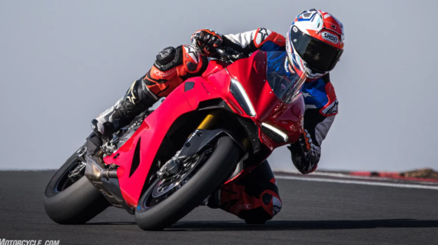 Nhin lai Ducati Panigale V2 S 2025 Nguoi anh em moi nhe nhang ma day cuon hut