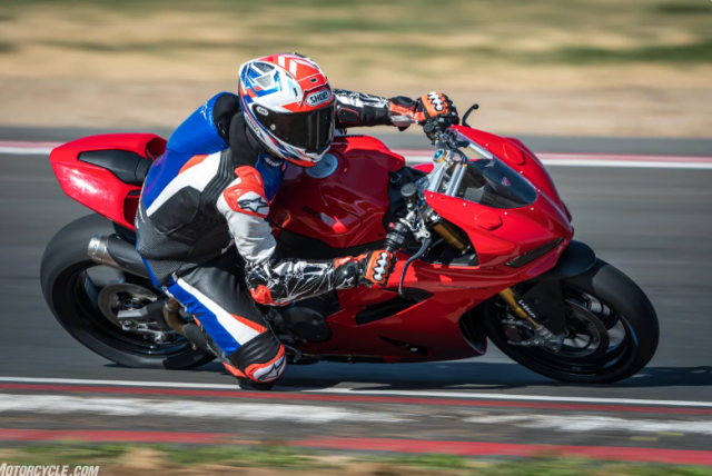 Nhin lai Ducati Panigale V2 S 2025 Nguoi anh em moi nhe nhang ma day cuon hut - 4