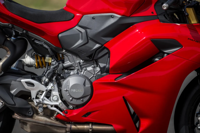Nhin lai Ducati Panigale V2 S 2025 Nguoi anh em moi nhe nhang ma day cuon hut - 6