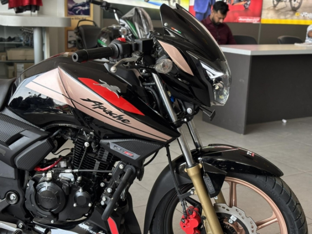 Hinh anh thuc te cua Apache RTR 160 2V phien ban ky niem 20 nam tai dai ly Ban dac biet phai the