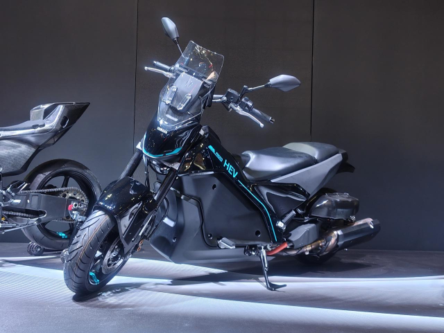 Hinh anh thuc te cua chiec xe ga lai dien Yamaha Proto HEV tai JMS 2025