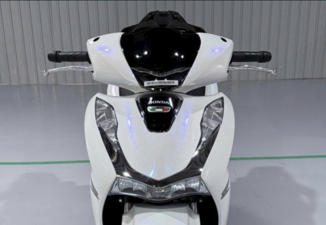 Hinh anh thuc te cua Honda SH150i 2025 nhap Y mau Trang pha le cuc dep tai Viet Nam