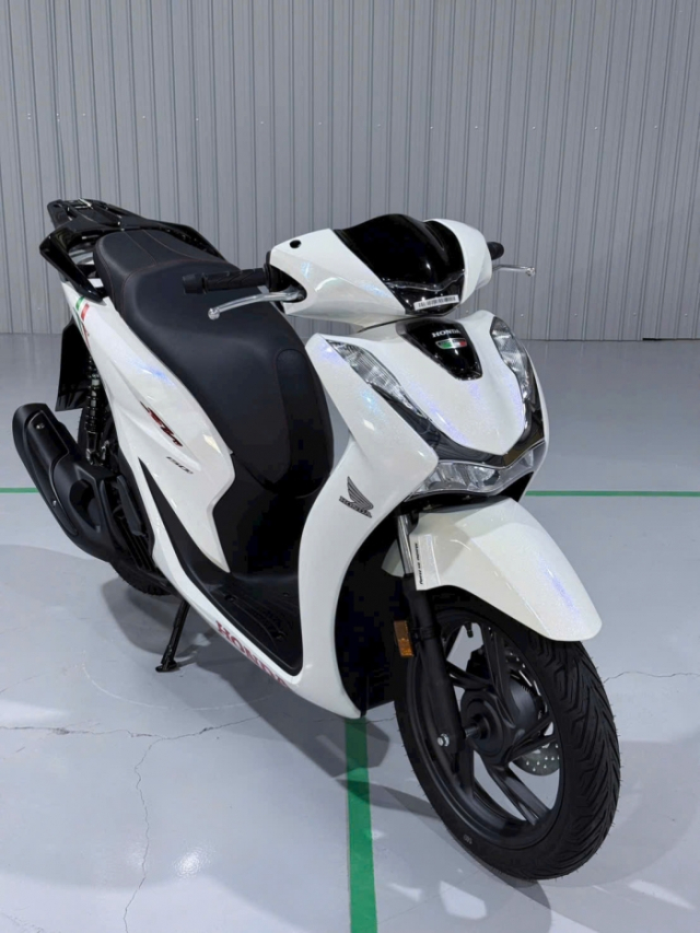 Hinh anh thuc te cua Honda SH150i 2025 nhap Y mau Trang pha le cuc dep tai Viet Nam - 4