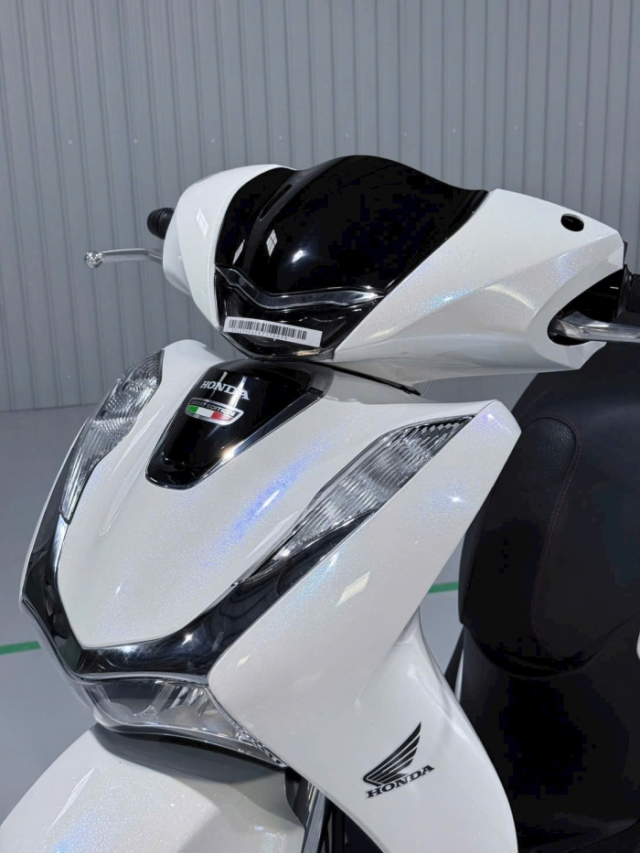 Hinh anh thuc te cua Honda SH150i 2025 nhap Y mau Trang pha le cuc dep tai Viet Nam - 8