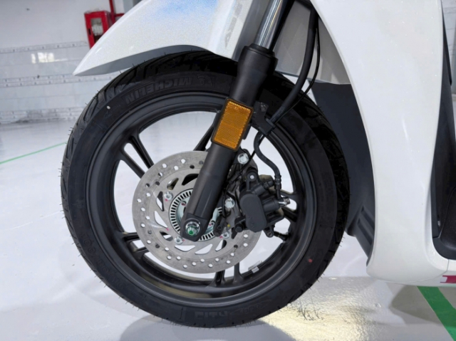 Hinh anh thuc te cua Honda SH150i 2025 nhap Y mau Trang pha le cuc dep tai Viet Nam - 10