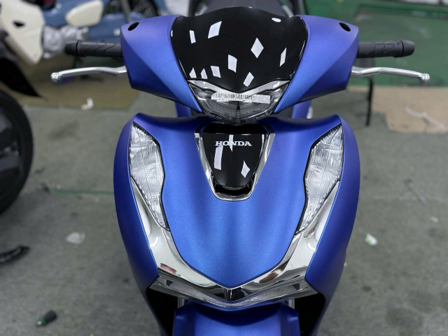 Honda SH150i 2025 nhap Y ban mau xanh duong nham bat ngo do bo Viet Nam voi gia de tho hon