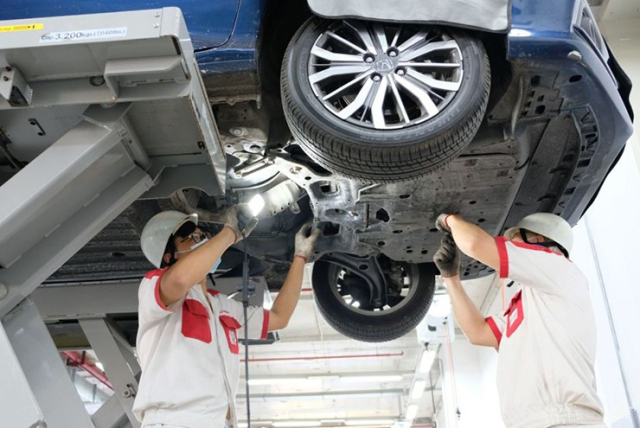 Honda Viet Nam ho tro khach hang mien Bac kiem tra xe va thay dau mien phi sau mua lu - 4