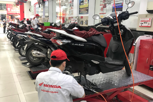 Honda Viet Nam ho tro khach hang mien Bac kiem tra xe va thay dau mien phi sau mua lu - 5