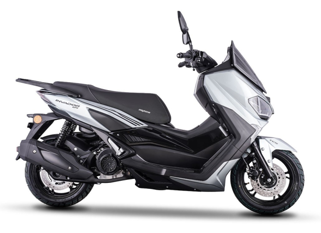 Kham pha Daytona Invador 125 ban ABSTCS doi trong kho nhan cua Honda PCX 125 tai troi Au - 4