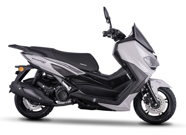 Kham pha Daytona Invador 125 ban ABSTCS doi trong kho nhan cua Honda PCX 125 tai troi Au - 5