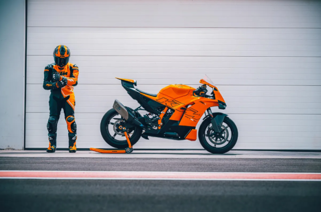 KTM 990 RC R 2026 ra mat Khi quai thu duong pho khoac len dan ao dua - 3