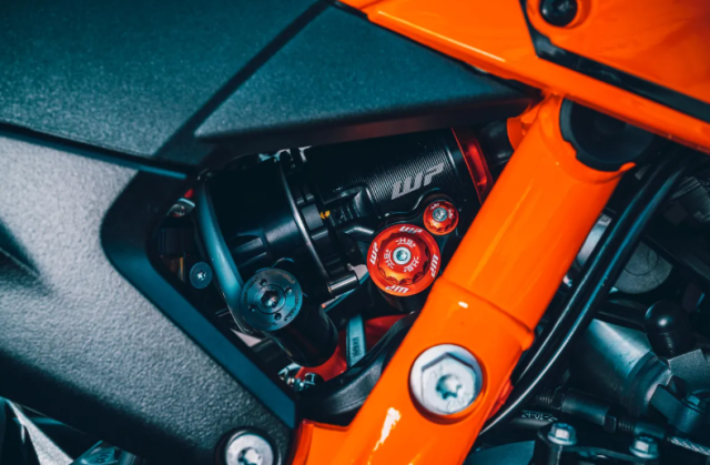 KTM 990 RC R 2026 ra mat Khi quai thu duong pho khoac len dan ao dua - 12