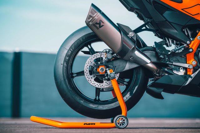 KTM 990 RC R 2026 ra mat Khi quai thu duong pho khoac len dan ao dua - 14