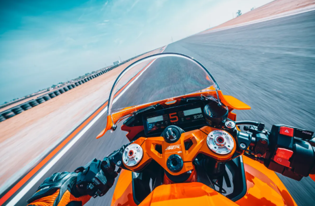 KTM 990 RC R 2026 ra mat Khi quai thu duong pho khoac len dan ao dua - 16
