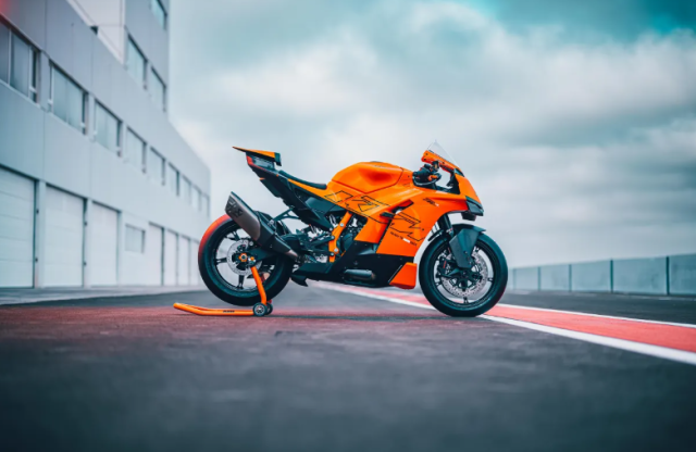 KTM 990 RC R 2026 ra mat Khi quai thu duong pho khoac len dan ao dua - 18