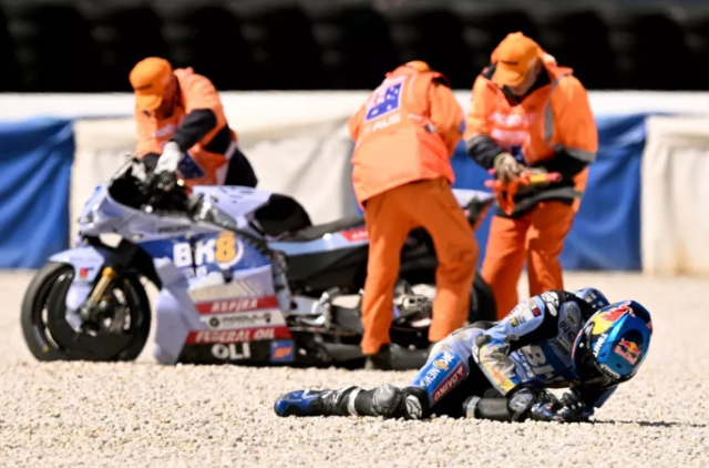 MotoGP doi luat Tay dua nga o 3 phut cuoi khong duoc chay lai hop ly hay qua khat khe