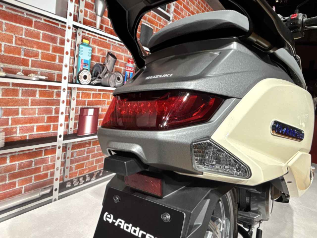 Nay moi co dip sam soi toan bo chi tiet cua chiec xe dien eAddress cua Suzuki - 8