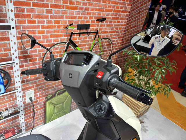 Nay moi co dip sam soi toan bo chi tiet cua chiec xe dien eAddress cua Suzuki - 10