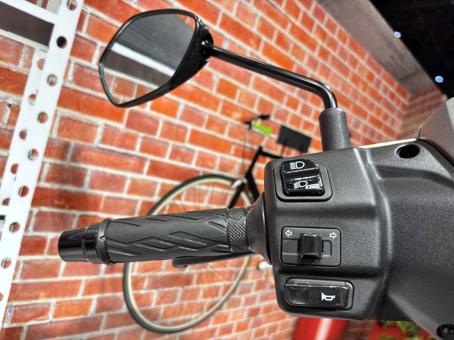 Nay moi co dip sam soi toan bo chi tiet cua chiec xe dien eAddress cua Suzuki - 12