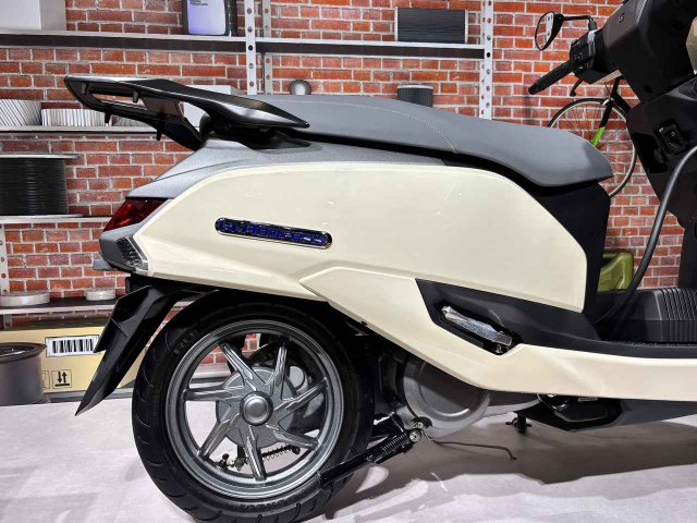 Nay moi co dip sam soi toan bo chi tiet cua chiec xe dien eAddress cua Suzuki - 24