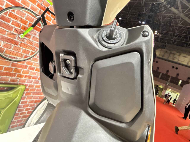 Nay moi co dip sam soi toan bo chi tiet cua chiec xe dien eAddress cua Suzuki - 33