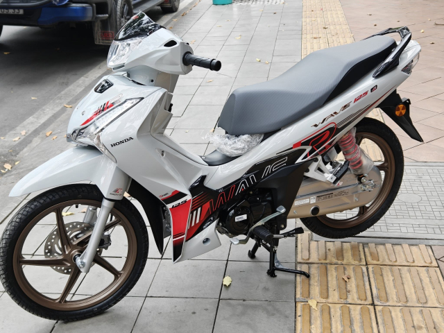 Qua nhanh Qua nguy hiem Honda Wave 125 the he moi da ve dai ly Viet voi gia cuc soc - 10
