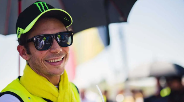 Rossi dang danh mat hinh anh huyen thoai trong mat fan
