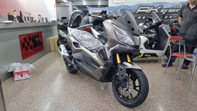 Soi chi tiet Kymco Xciting X350 Trang bi co nay co du de thach thuc Honda ADV350