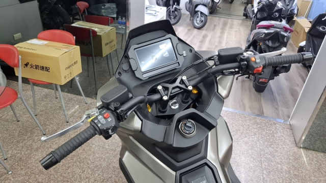 Soi chi tiet Kymco Xciting X350 Trang bi co nay co du de thach thuc Honda ADV350 - 4