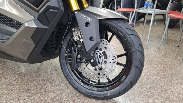 Soi chi tiet Kymco Xciting X350 Trang bi co nay co du de thach thuc Honda ADV350 - 11