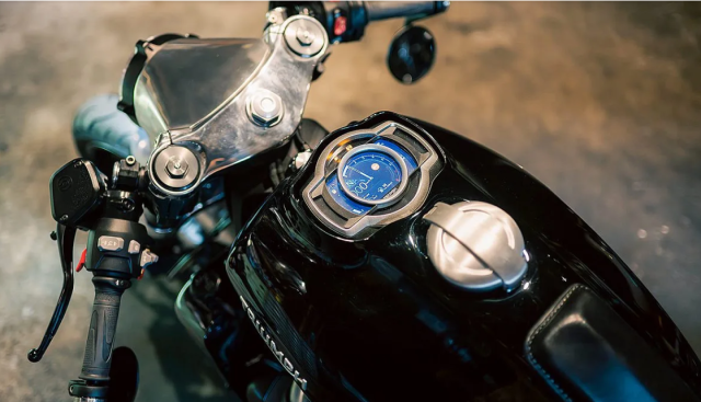 Triumph Rocket 3 cua CW Zon Khi ga khong lo biet nhay mua - 5