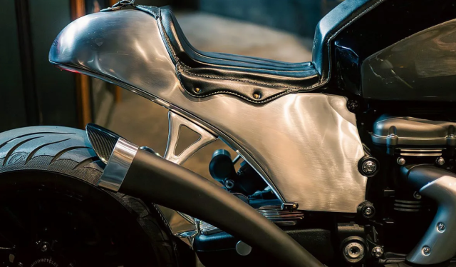 Triumph Rocket 3 cua CW Zon Khi ga khong lo biet nhay mua - 7